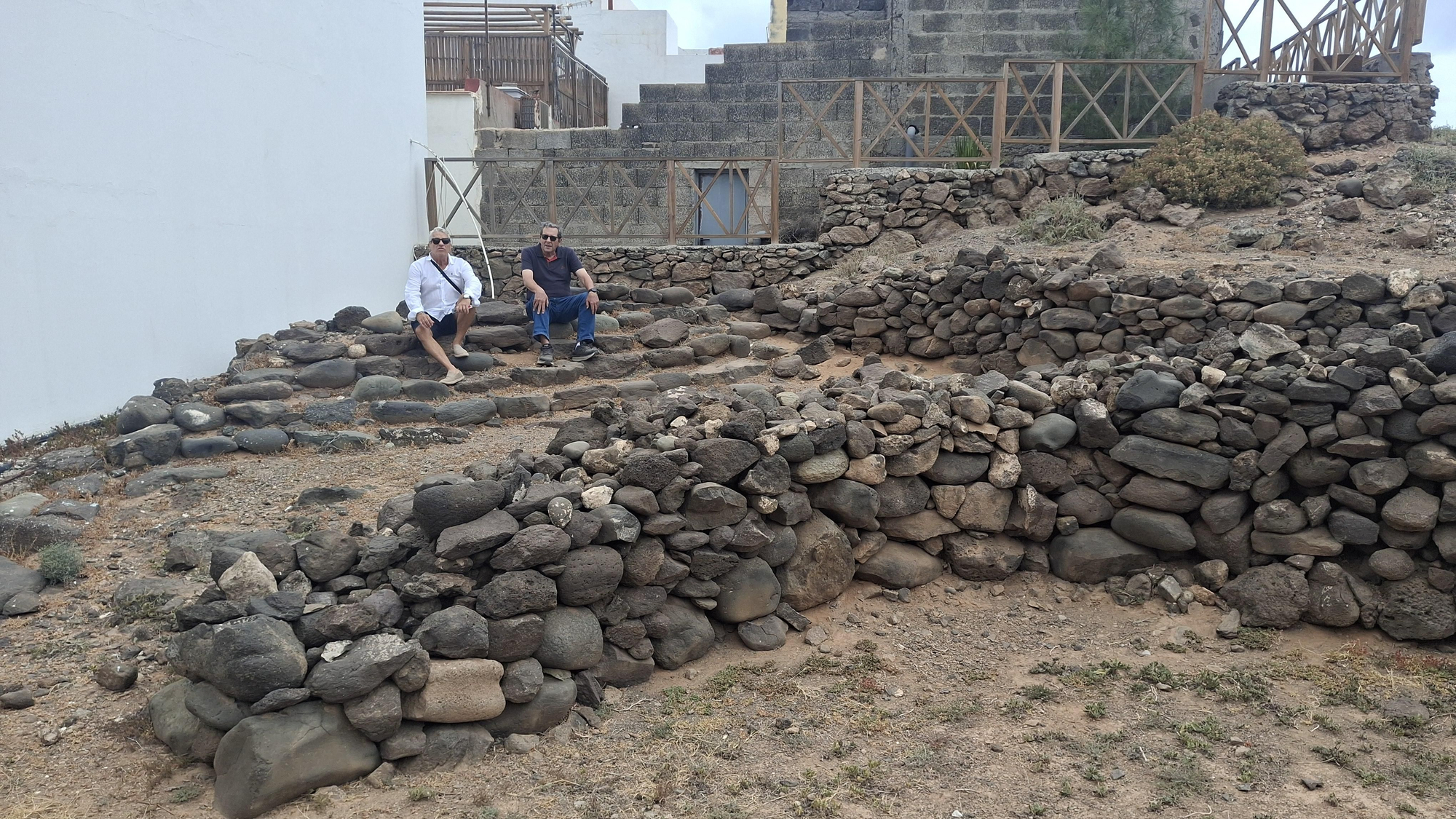 El arquitecto Juan Carlos Hernández y el historiador Eduardo González de Molina, en lo que queda de grada del Tagoror de La Guancha.