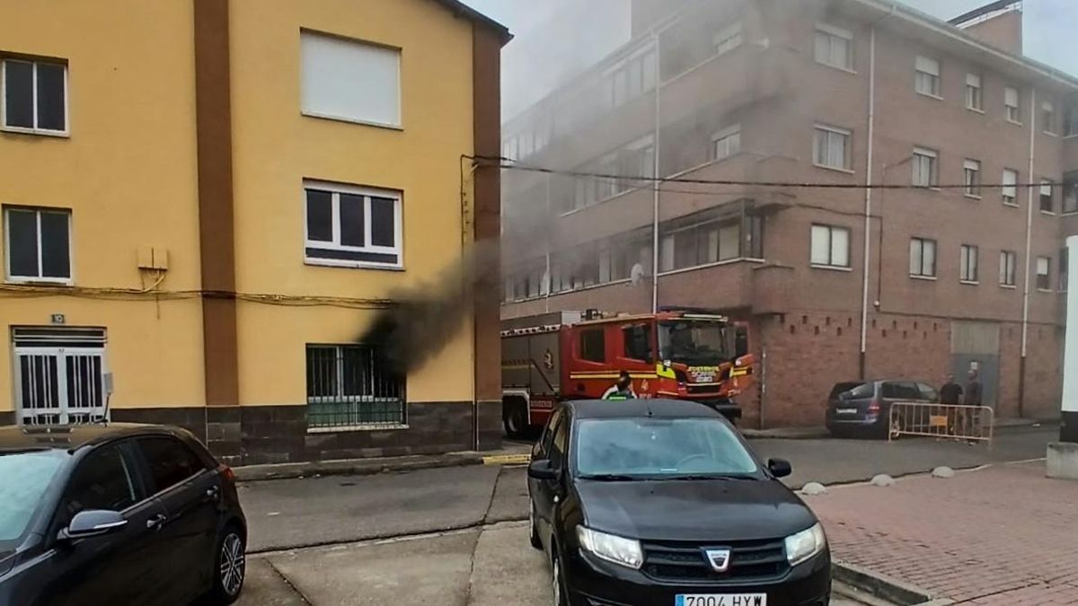 El incendio de un coche causa daños en un taller mecánico en Veguellina de Órbigo, sin víctimas
