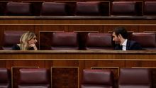 El líder del PP, Pablo Casado, conversa con la portavoz del partido, Cayetana Álvarez de Toledo, en un Pleno del Congreso.
