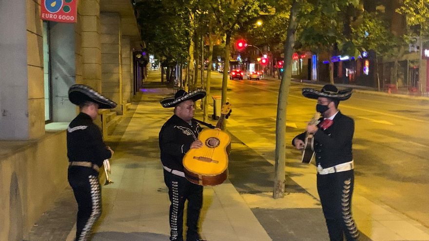 Un grupo de mariachis llega a la sede de Ciudadanos tras su desplome al quedarse fuera de la Asamblea