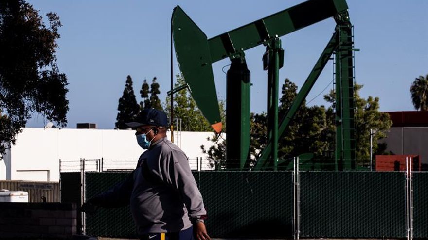 A las 09.15 hora local (13.15 GMT), los contratos futuros del WTI para entrega en julio restaban 0,51 dólares con respecto a la sesión previa del viernes, cuando el Texas avanzó un 5,28 %.
