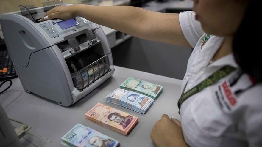 Pese a la hiperinflación, el bolívar sigue existiendo y las cuentas de los venezolanos siguen oficialmente en esa moneda aunque el dólar ya es la unidad de medida de referencia para calcular los precios.