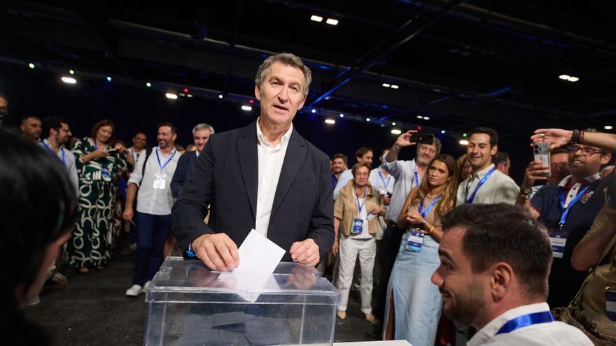 El presidente del PP, Alberto Núñez Feijóo, votando durante la segunda jornada del XXI Congreso Nacional del Partido Popular, a 5 de julio de 2025, en Madrid (España). Con el lema ‘Toma partido por España’, XXI Congreso del PP, celebrado en Madrid del 4 a