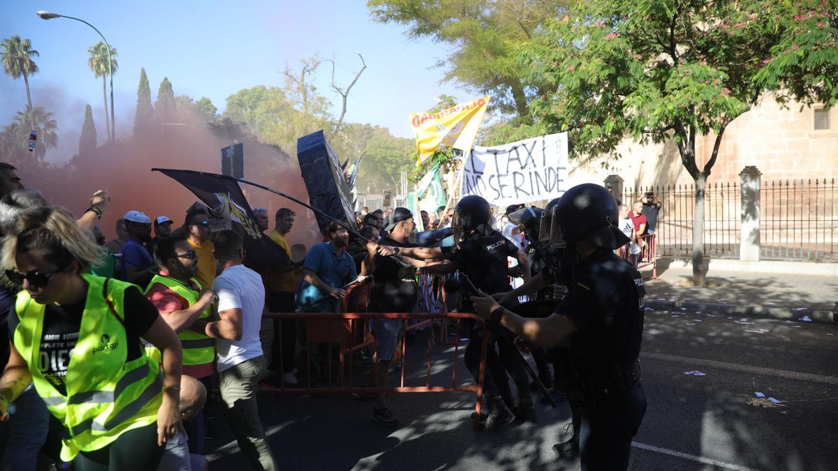 Al menos dos detenidos y carga policial en la protesta de los taxistas andaluces contra la nueva regulación para VTC.