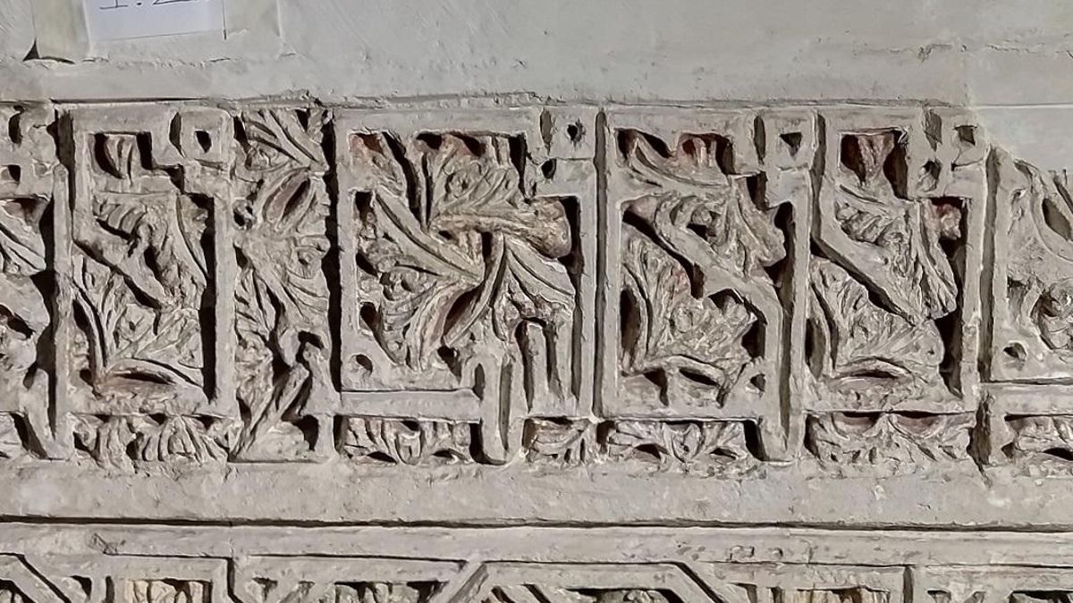 Detalle de la yesería mudéjar (ataurique) de la puerta de entrada al Salón Rico, en uno de los edificios del Corral de Don Diego en Toledo. Imagen tomada durante los trabajos de restauración por el Consorcio de la Ciudad de Toledo (2021).