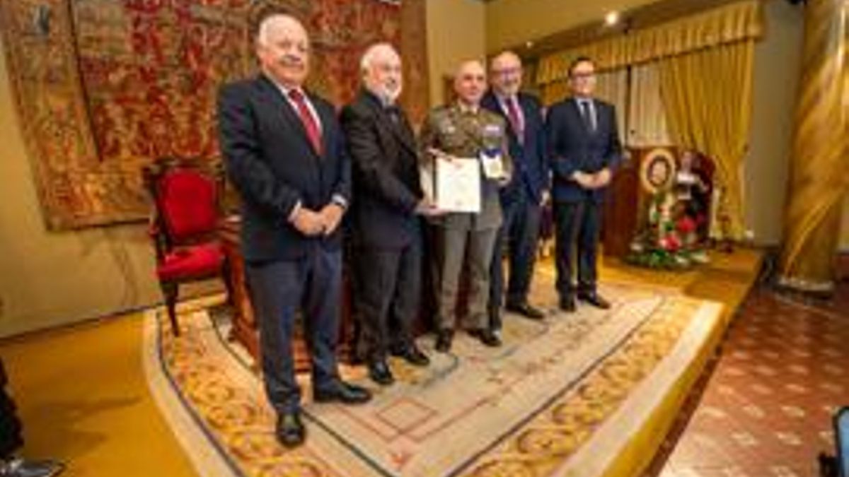 El general Ruiz recibiendo la medalla Séneca