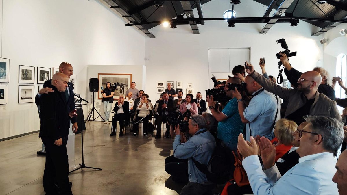 La foto de homenaje a Mauricio Peña que todos los compañeros le hacen, pero que nadie esperaba.