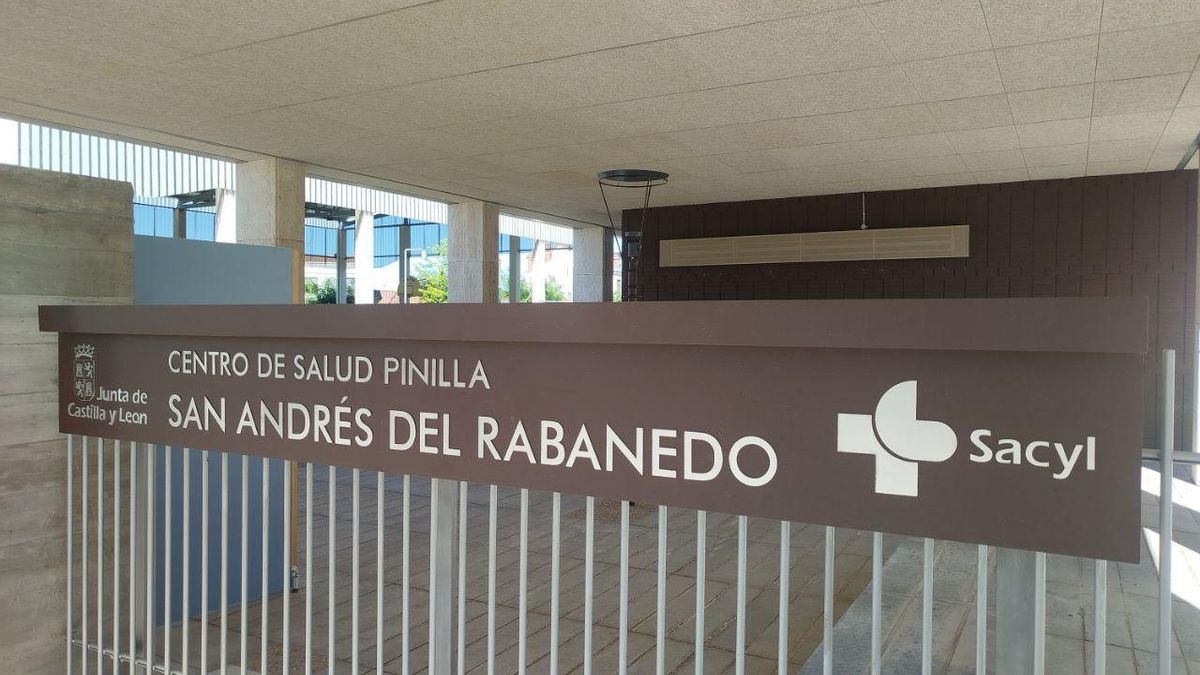 Cartel del centro de salud en el barrio de Pinilla (que también incumple la Ley de Memoria Democrática).