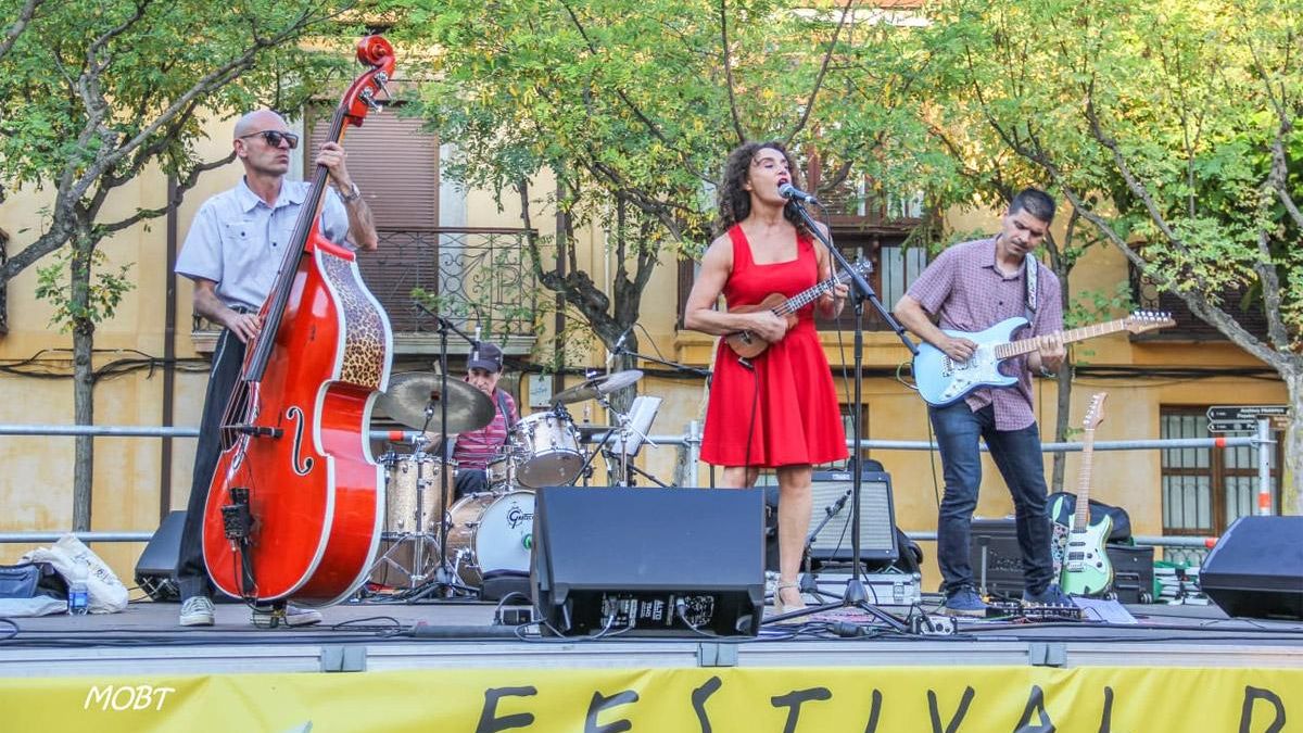 Actuación de Swing Combo en la plaza Santo Martino.