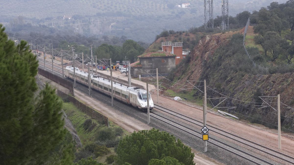 Un AVE de Madrid a Zaragoza se avería y obliga a cortar la línea en ambos sentidos: los pasajeros, en proceso de desalojo