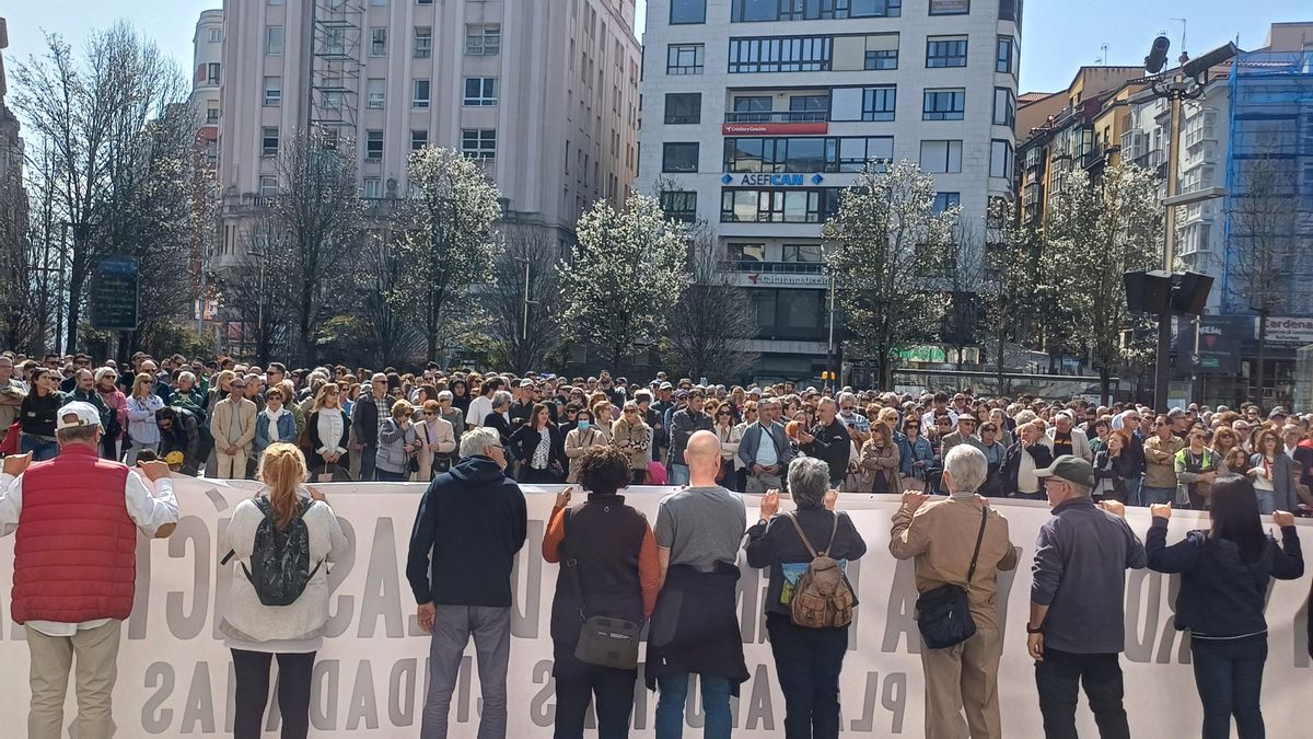 Los ciudadanos a la llegada a la plaza del Ayuntamiento de Santander.