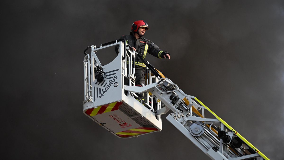 Bomberos del Consorcio en el incendio de una nave en Palma del Río.