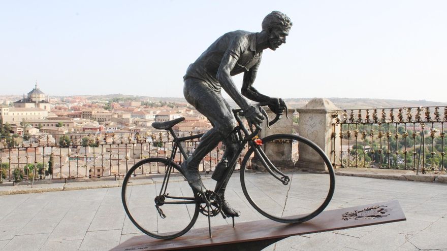 Escultura dedicada a Federico Martín Bahamontes en pleno Casco Histórico de Toledo