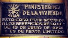 Placa falangista en un edificio de viviendas/ @chefidiaz