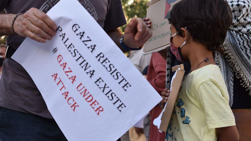 Un momento de la concentración en Toledo en repulsa de la violencia y contra los ataques al pueblo palestino
