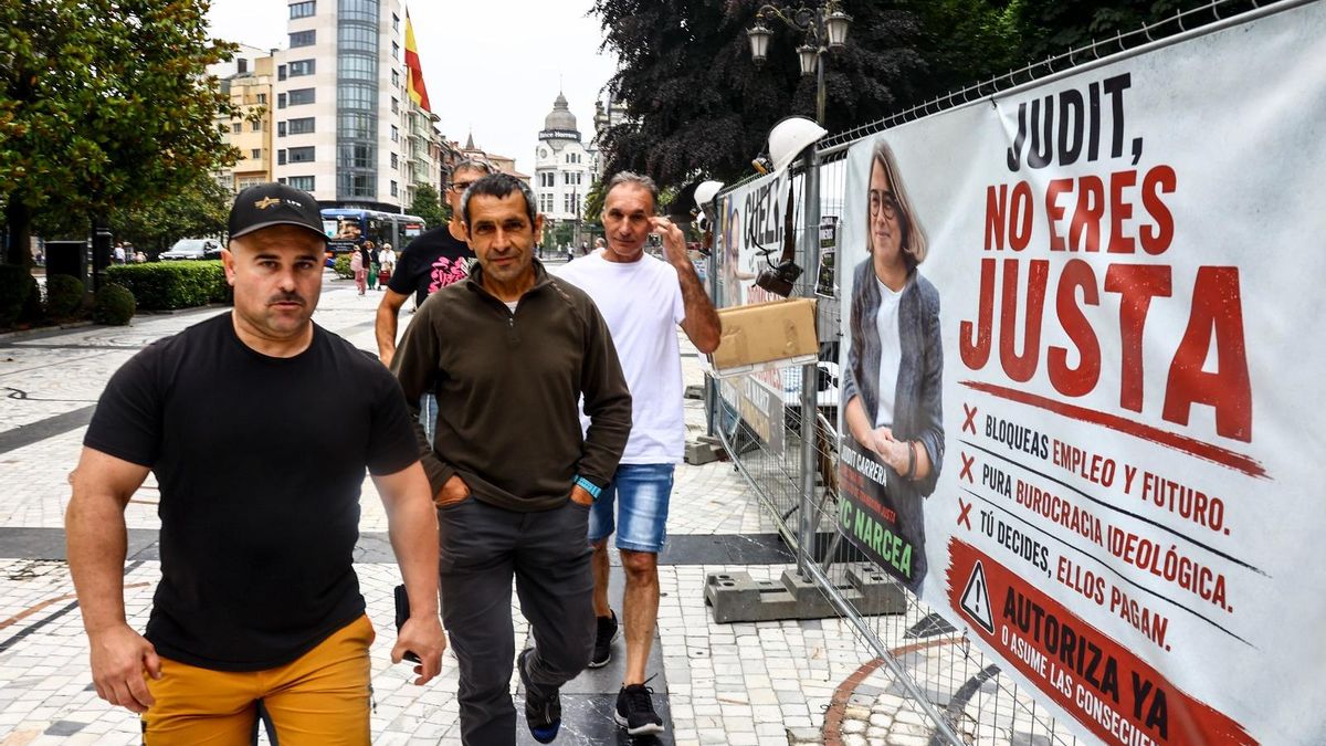 Los trabajadores de TYC Narcea esperan que los políticos reaccionen ante su situación laboral. En la imagen, cuatro de ellos delante de las pancartas en el Paseo de los Álamos en Oviedo/Uviéu.