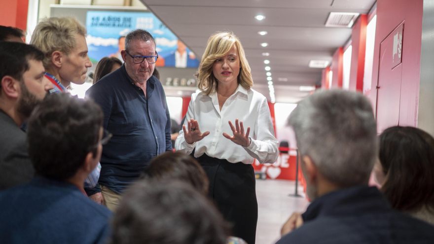 La portavoz del PSOE, Pilar Alegría, en la sede del partido en Ferraz, ofreciendo una valoración de los sondeos al cierre de las urnas.