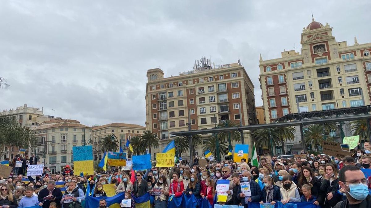 Ciudadanos participan en la concentración en contra de la invasión rusa en Ucrania ordenada por Valdimir Putin.
