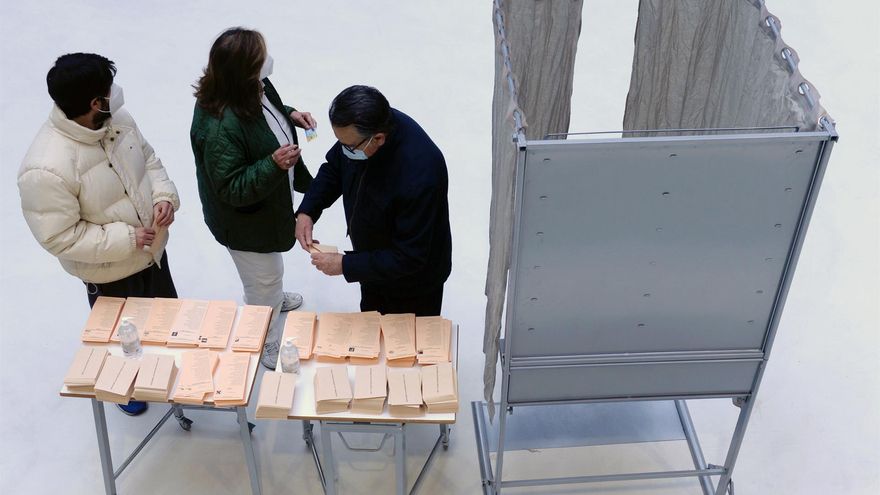 Tres personas preparan su papeleta de votación en un colegio electoral de Valladolid, durante las elecciones celebradas este domingo.
