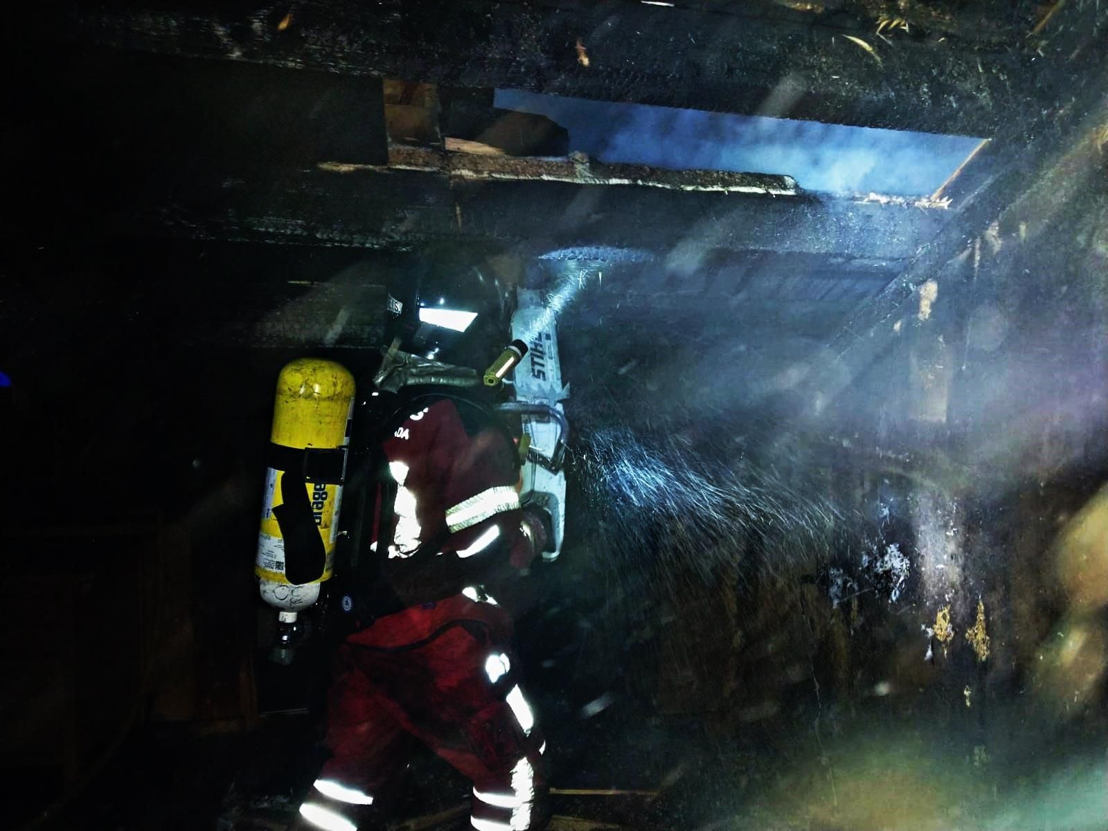 Un bombero de Ponferrada en el interior arrasado por el incendio.