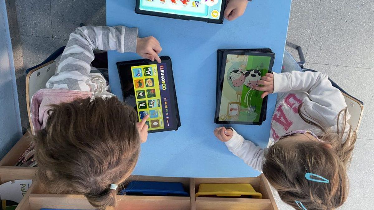 Un grupo de niños trabaja con tabletas en el aula