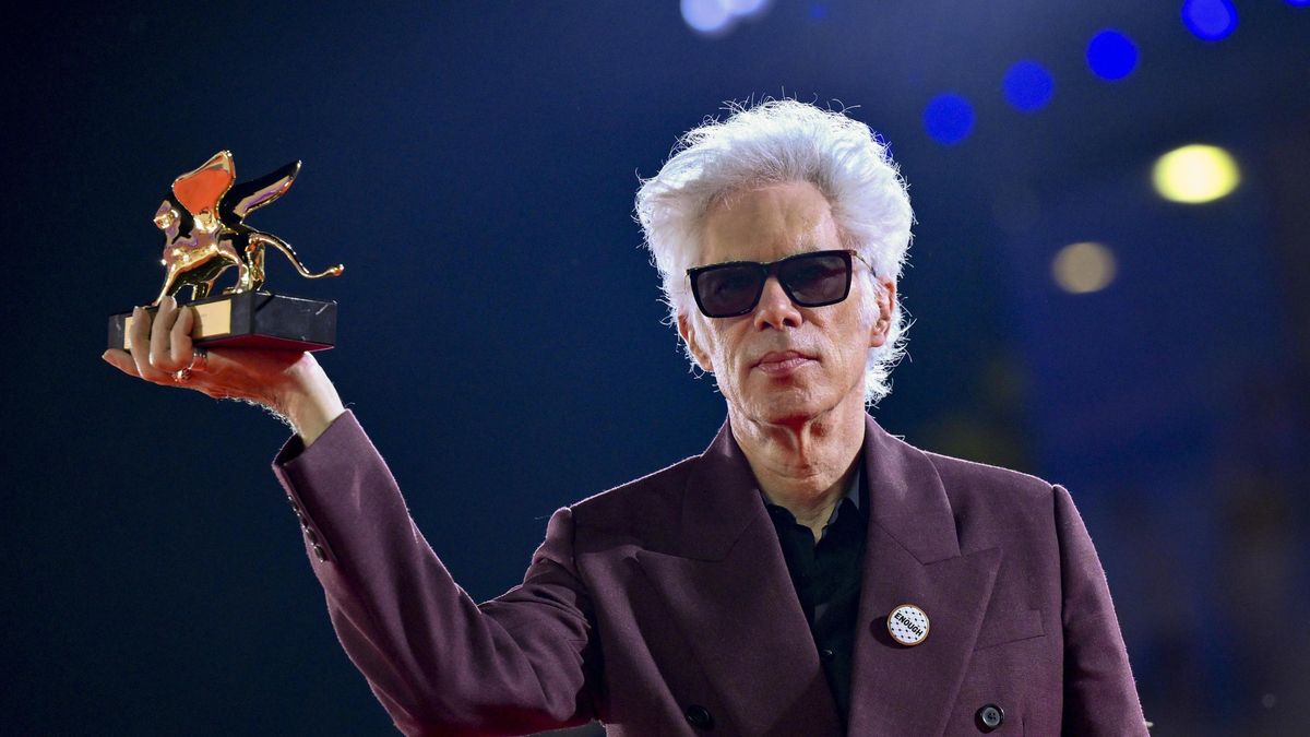 Jim Jarmusch posa con su León de Oro