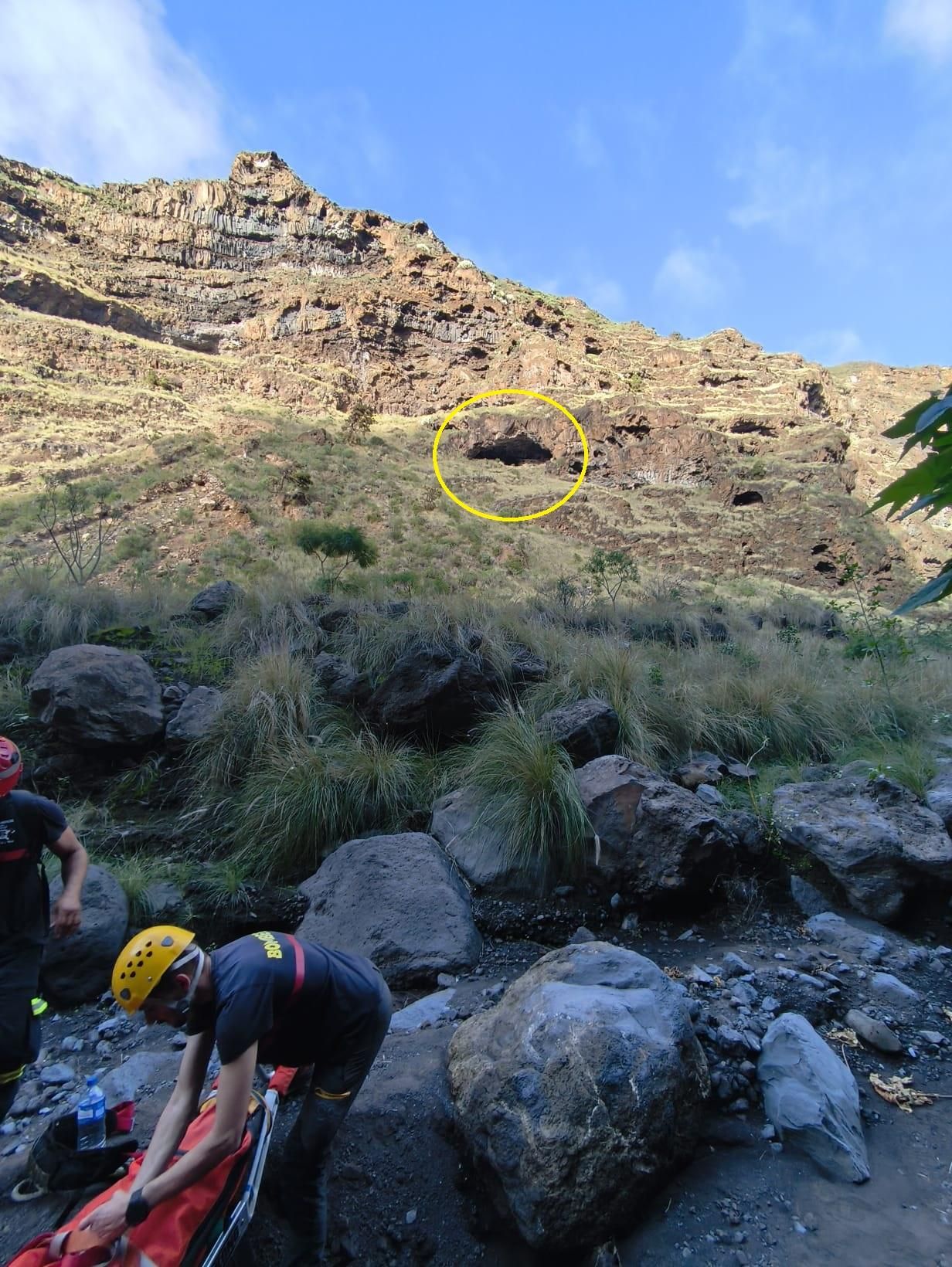 La cueva, marcada por un círculo, donde fueron localizados los restos óseos de un cuerpo humano en una ladera del barranco Jurado (Tijarafe).