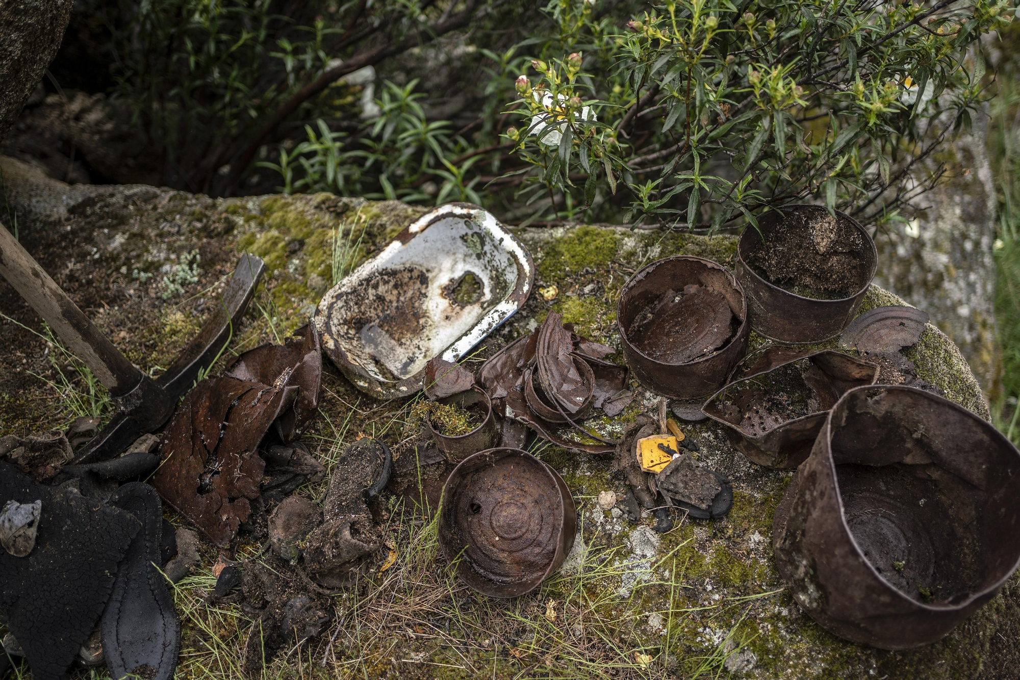 Suelas de zapato, cacharros de metal y latas de conserva encontrados en la excavación. Una máquina del tiempo a los años 40