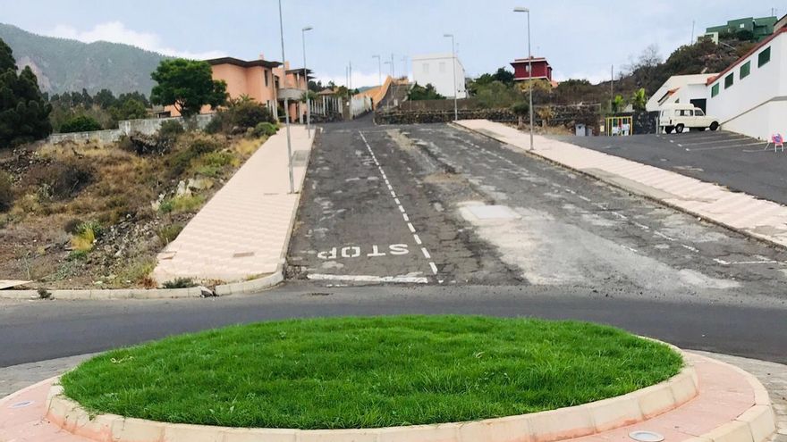 Vía limítrofe al norte del CEIP Adamancasis.