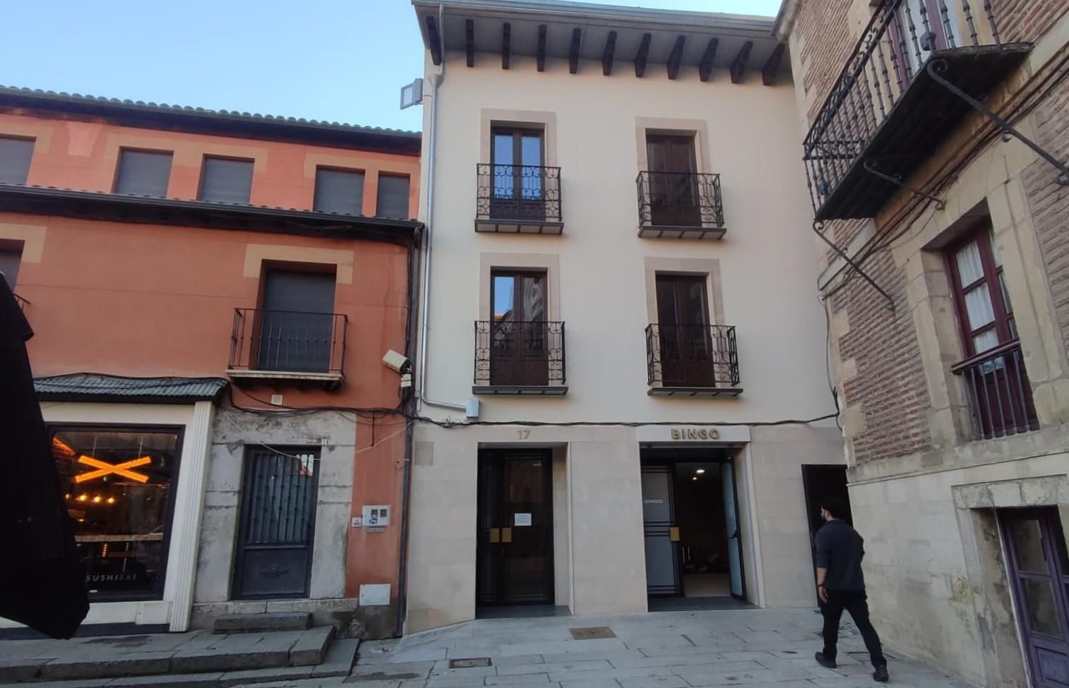 El bingo de San Marcelo, del Grupo Ballesteros, se sitúa en el edificio de nueva construcción junto al Palacio de Torreblanca.