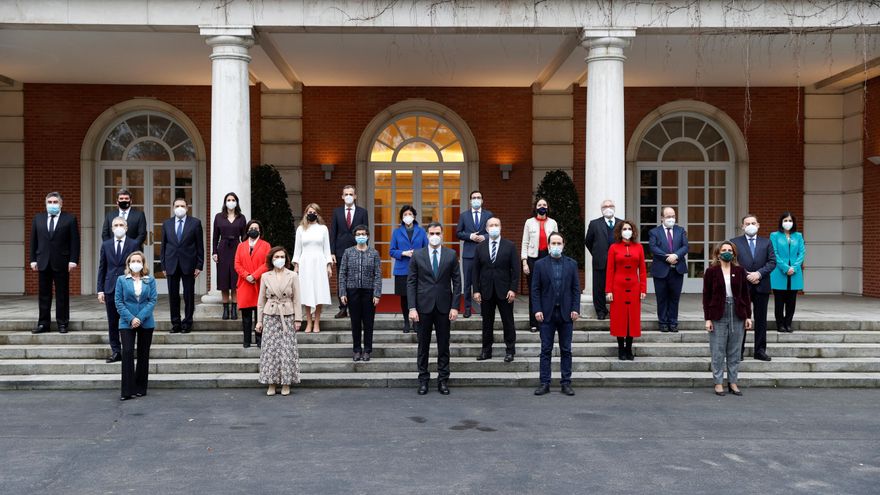 Foto de familia del Gobierno tras los cambios de ministros