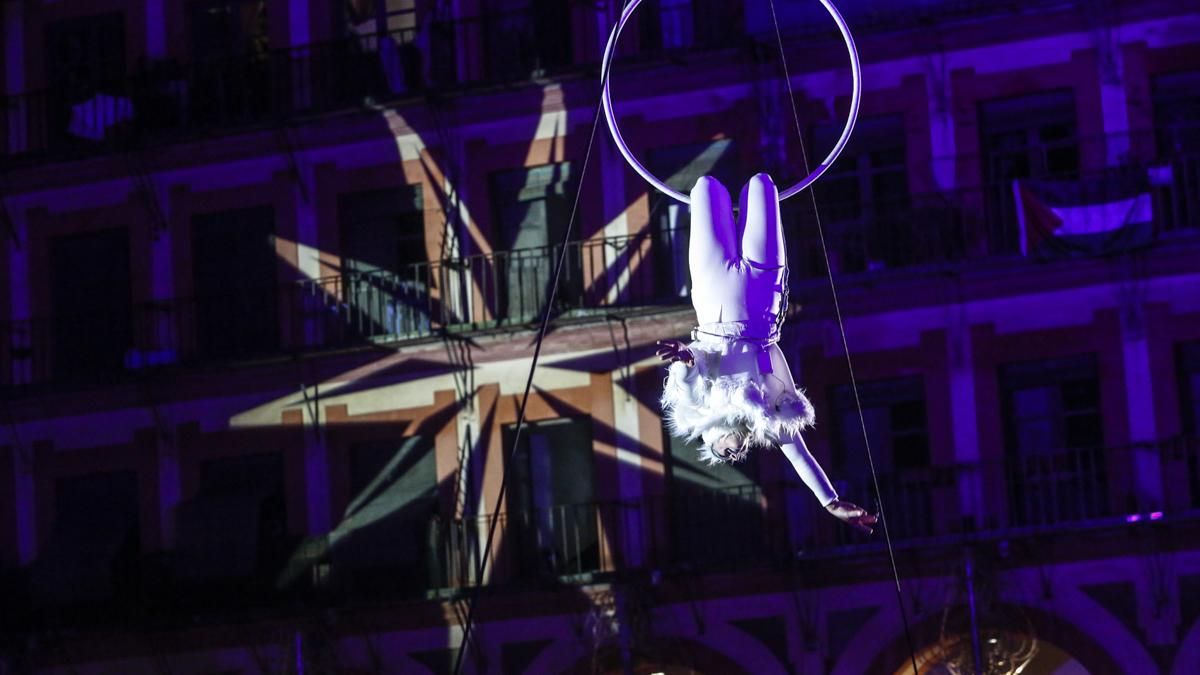 Espectáculo aéreo en la plaza de la Corredera
