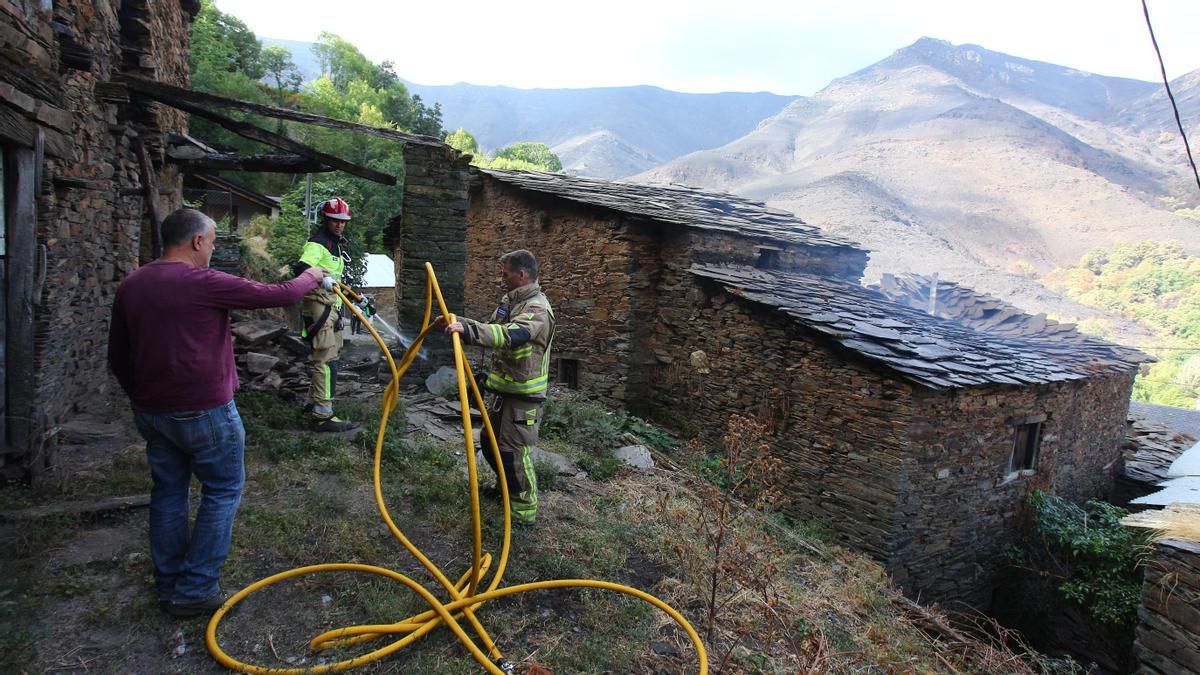 Bomberos del Ayuntamiento de Soria acuden a apagar rescoldos de casas incendiadas en el pueblo de Lusío (Oencia).