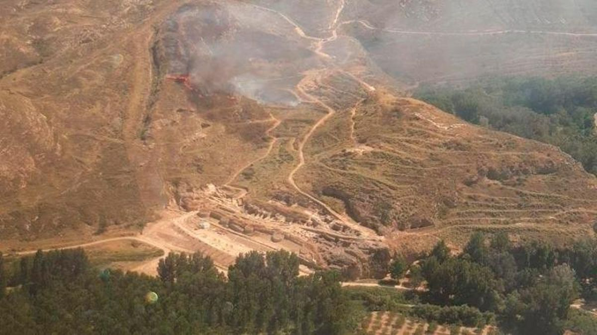 Medios aéreos y terrestres estabilizan un incendio forestal cerca de Contrebia Leucade