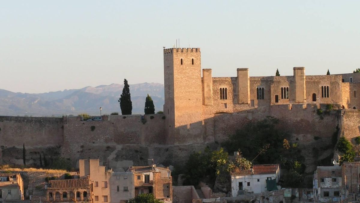 Construido en el siglo X, este castillo que fue prisión, palacio real y tribunal de justicia conserva la única necrópolis islámica a cielo abierto de Catalunya