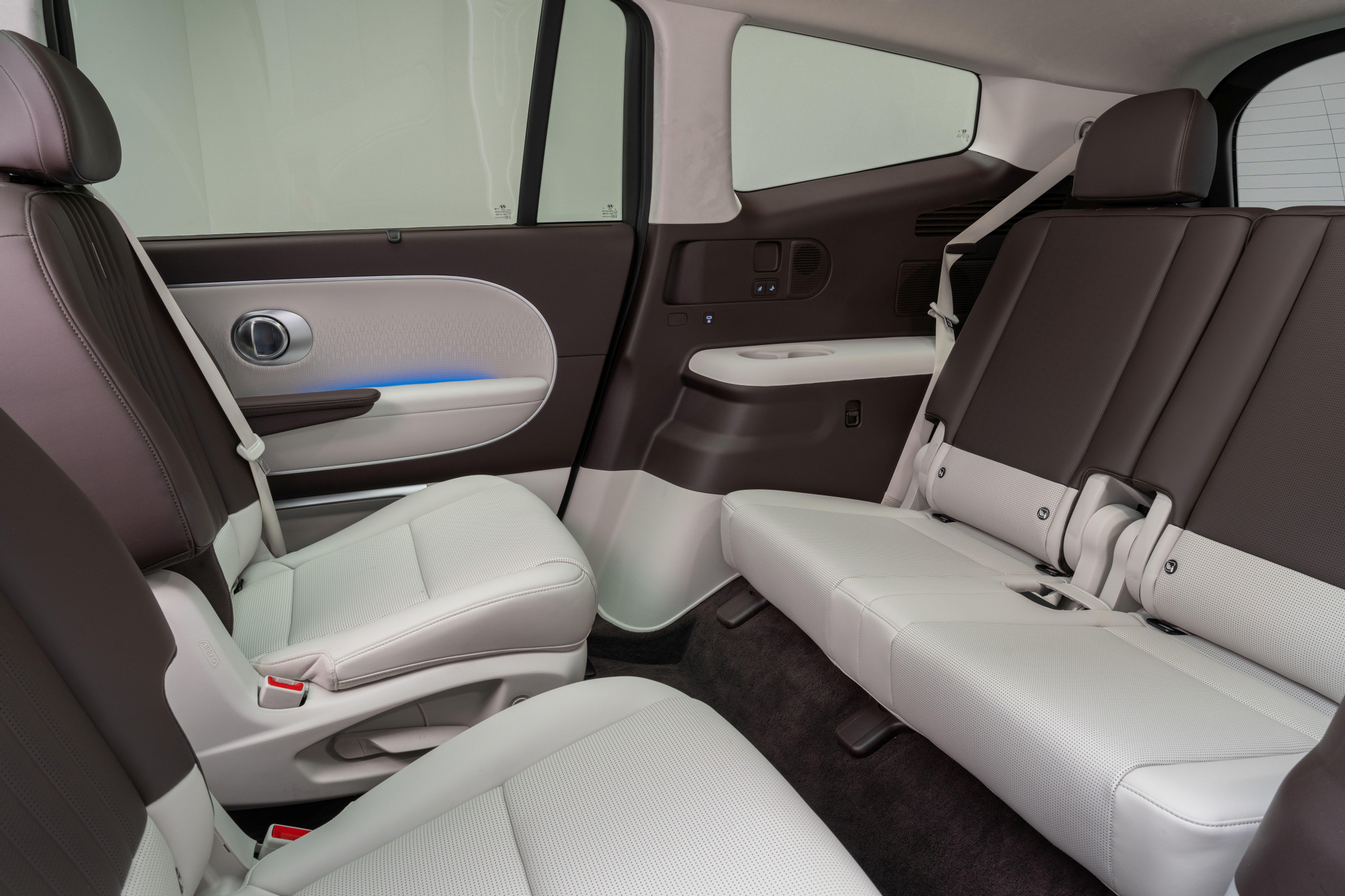 Configuración del interior con asientos enfrentados.
