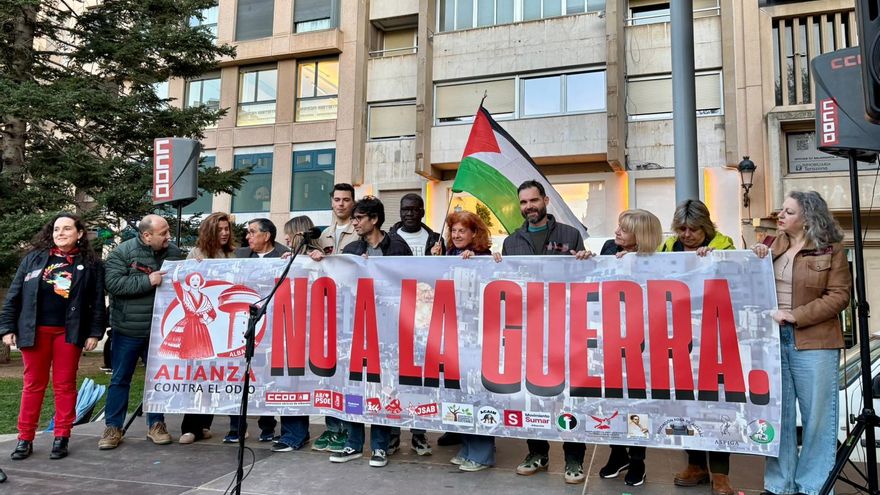La Alianza contra el Odio reúne a medio millar de personas en Albacete para protestar contra la "cruel guerra" en Irán