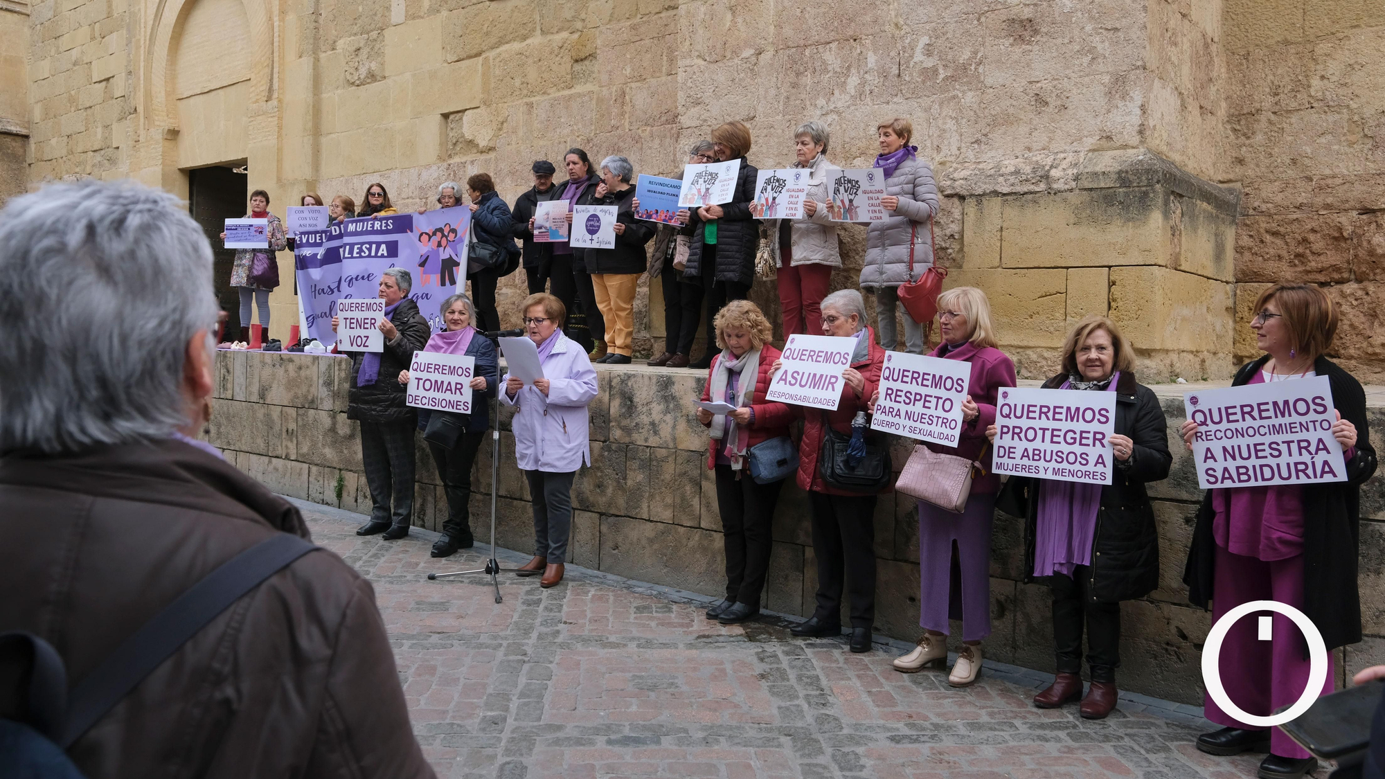 Concentración Revuelta de Mujeres en la Iglesia
