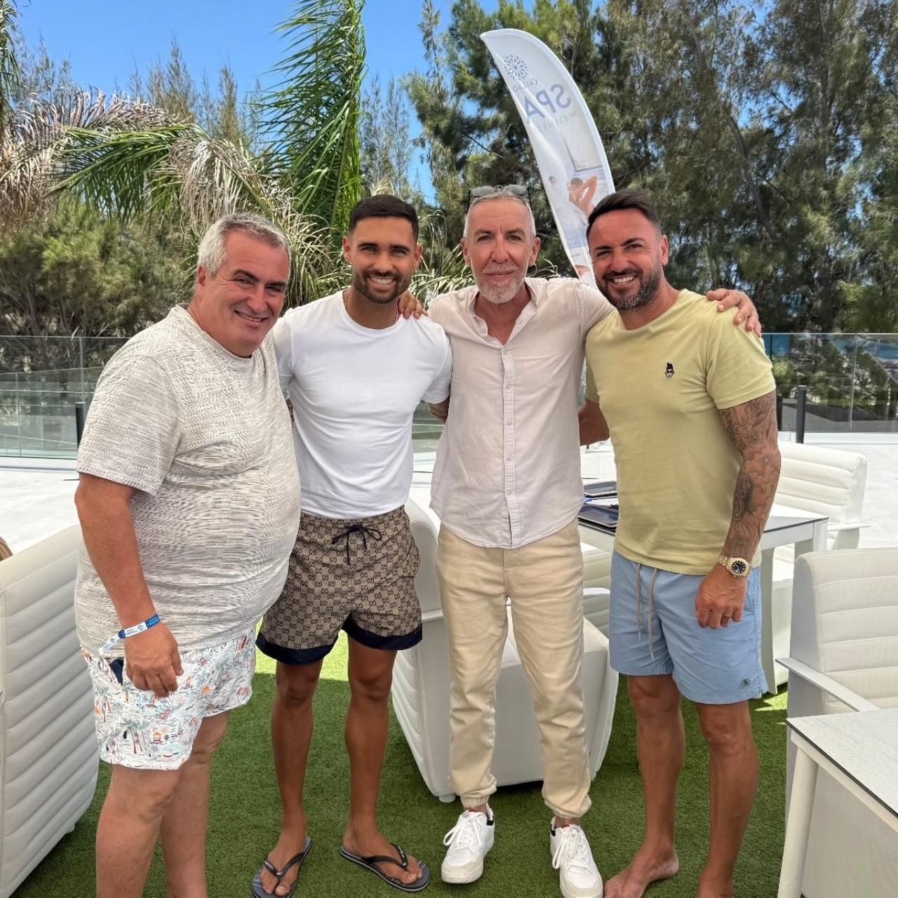 De derecha a izquierda, Momo, Eugenio, Benito y un servidor.