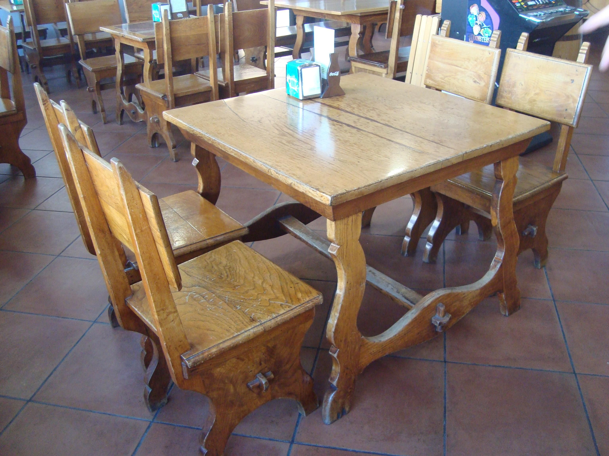 Mesas y sillas diseñadas por el pintor Urbano Lugrís para la Casa do Pescador de Maplicia (Bergantiños, A Coruña)