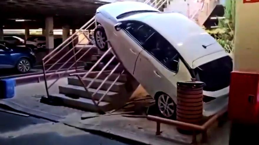 Un deslumbramiento provoca un aparatoso accidente en las escaleras del centro comercial X-Madrid