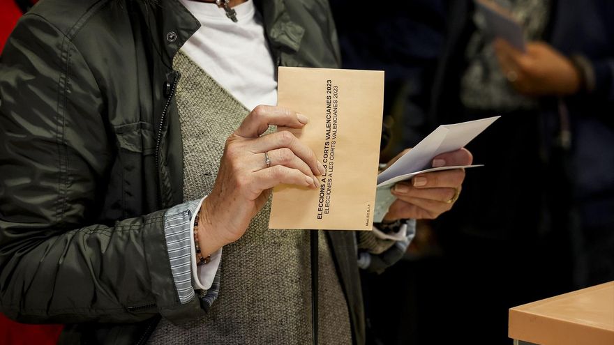 Una persona sujeta sus votos en València.