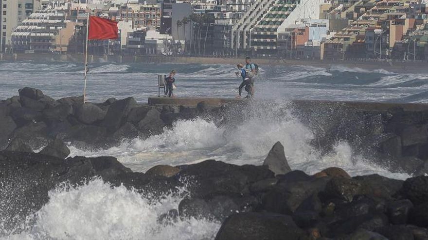 Alerta en Canarias por olas de hasta cinco metros y fuertes vientos