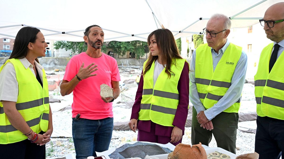 El director de la excavación, Clemente López Sánchez, muestra a las autoridades locales y autonómicas fragmentos cerámicos encontrados en el yacimiento.