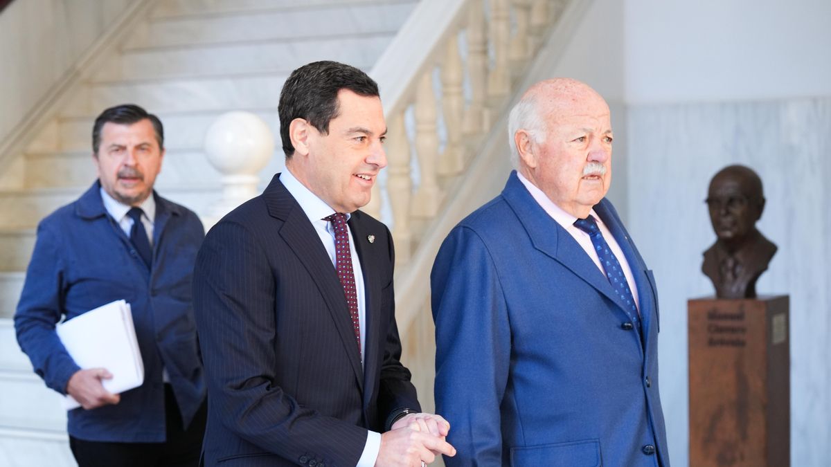 El presidente de la Junta, Juanma Moreno, junto al presidente del Parlamento andaluz y primer consejero de Salud, Jesús Aguirre.