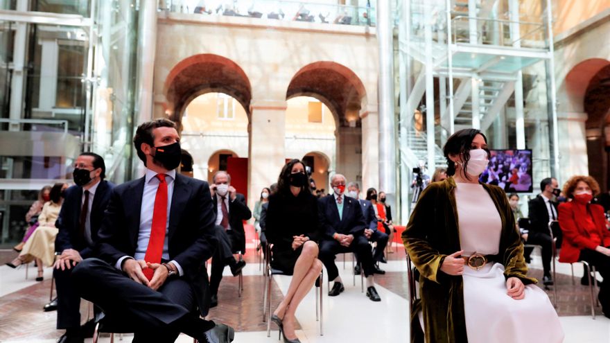 El presidente del PP, Pablo Casado, y la presidenta de la Comunidad de Madrid, Isabel Díaz Ayuso, durante la ceremonia de imposición de Medallas de la Comunidad de Madrid con motivo del Día de la Comunidad de Madrid. En  Madrid, a 2 de mayo de 2021.