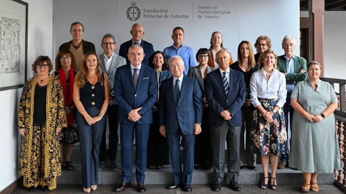 Foto de familia de los integrantes del jurado del premio al Pueblo Ejemplar de Asturias 2025.