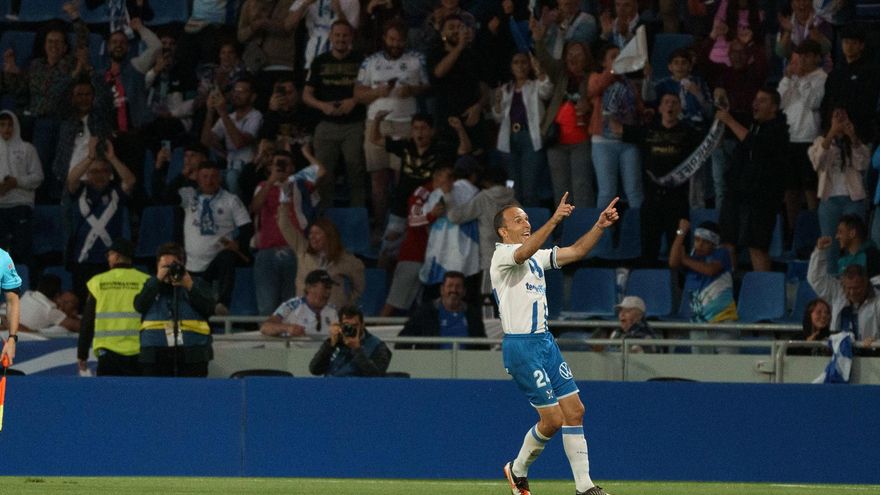 El defensa del CD Tenerife Nacho (d) celebra el cuarto gol de su equipo frente a la UD Las Palmas en el partido de la jornada 32 de LaLiga Smartbank disputado este sábado en el estadio Heliodoro Rodríguez López de Santa Cruz de Tenerife. EFE/Ramón de la Rocha