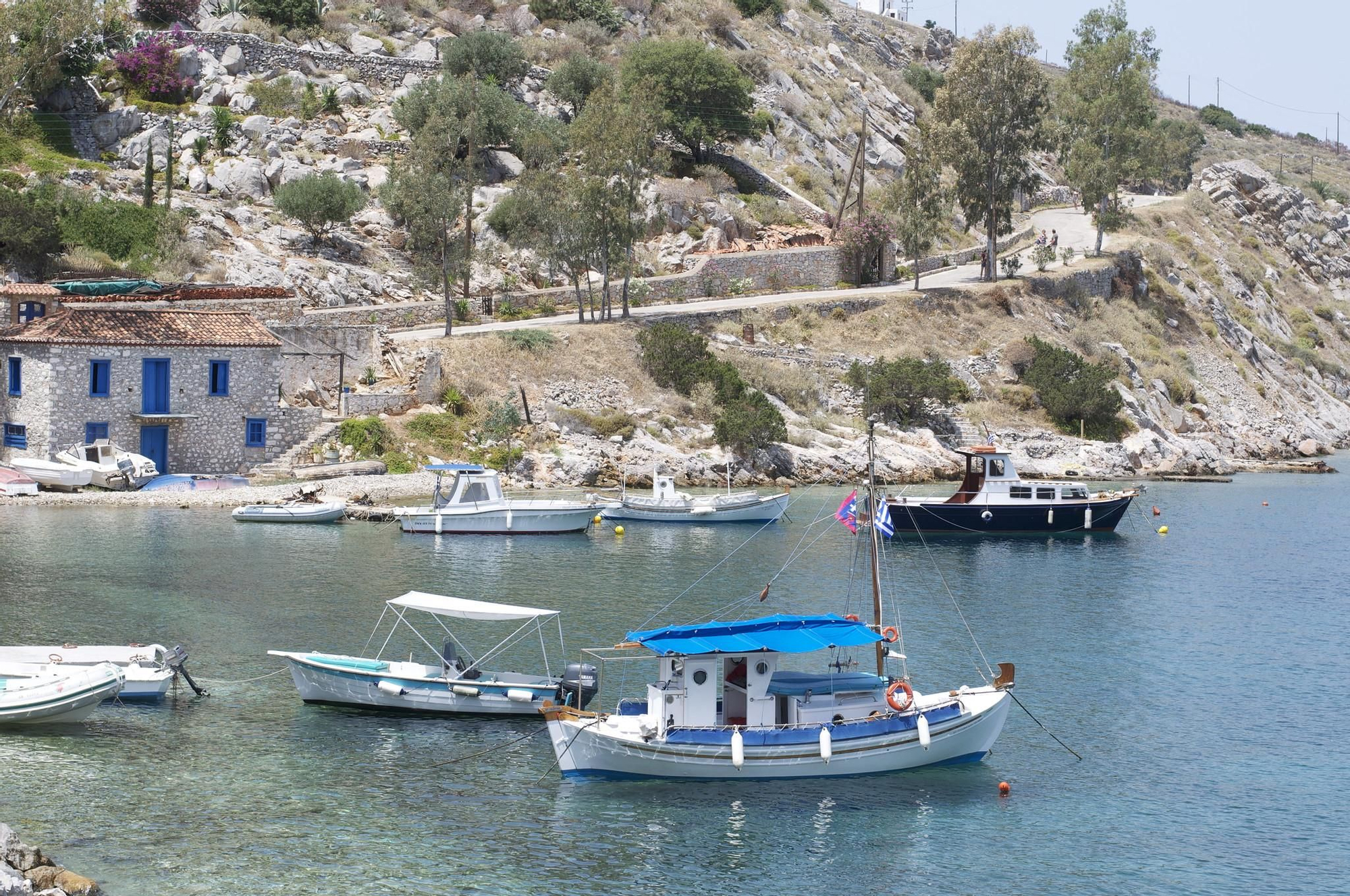 Barquitas en una de las calas de Hidra.
