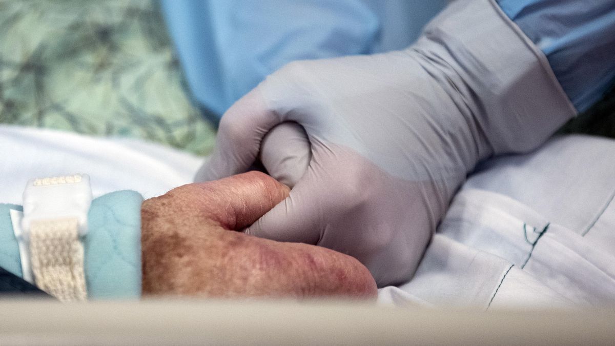 Claves del pacto sobre los "permisos de duelo": ¿cuántos días corresponderían por la muerte de una madre? ¿Y un suegro?